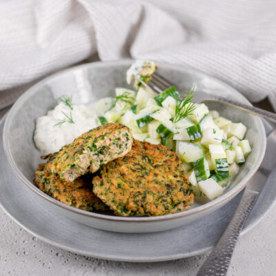 Lachsfrikadellen mit Kohlrabi-Gurkensalat