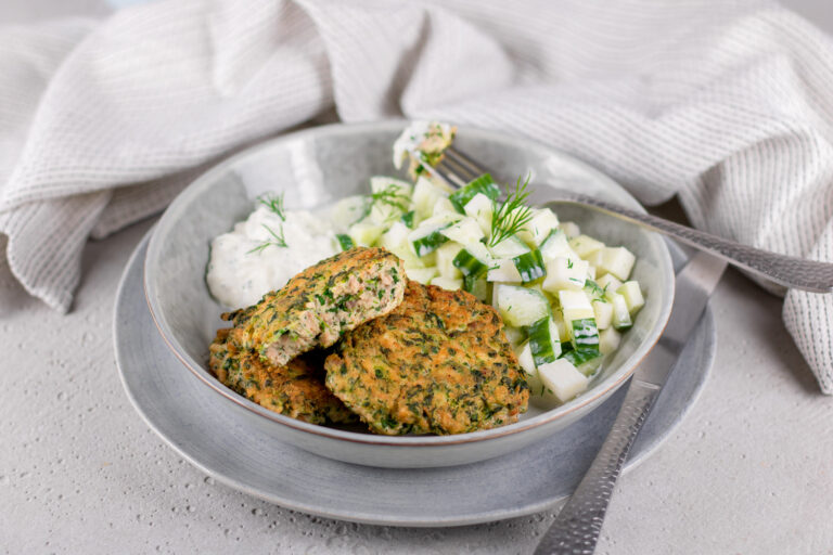 Lachsfrikadellen mit Kohlrabi-Gurkensalat