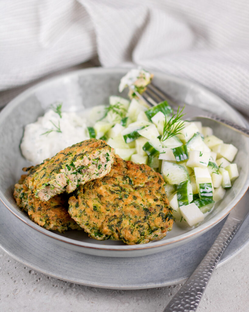 Leckere Fischfrikadellen mit Kohlrabi-Gurken-Salat