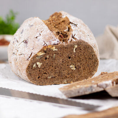 Rustikales Pekannussbrot mit wenig Kohlenhydraten.