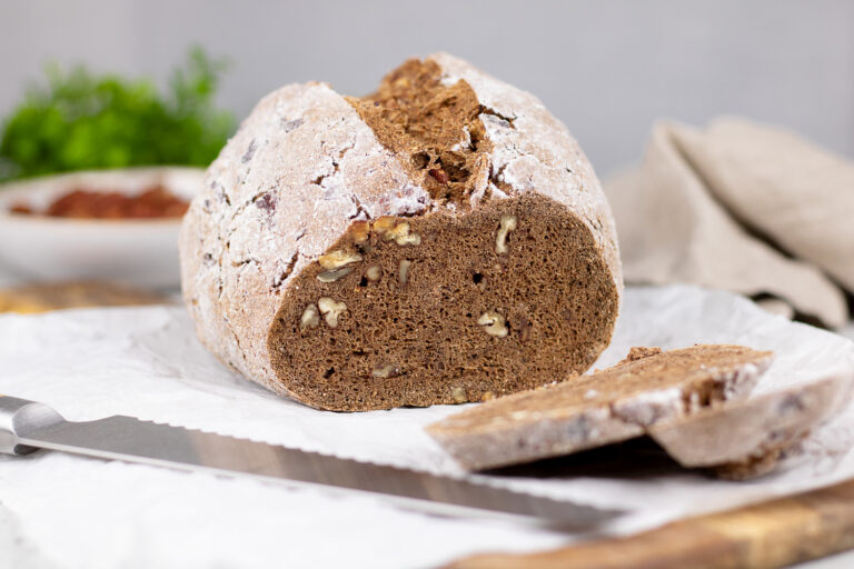 Rustikales Pekannussbrot mit wenig Kohlenhydraten.