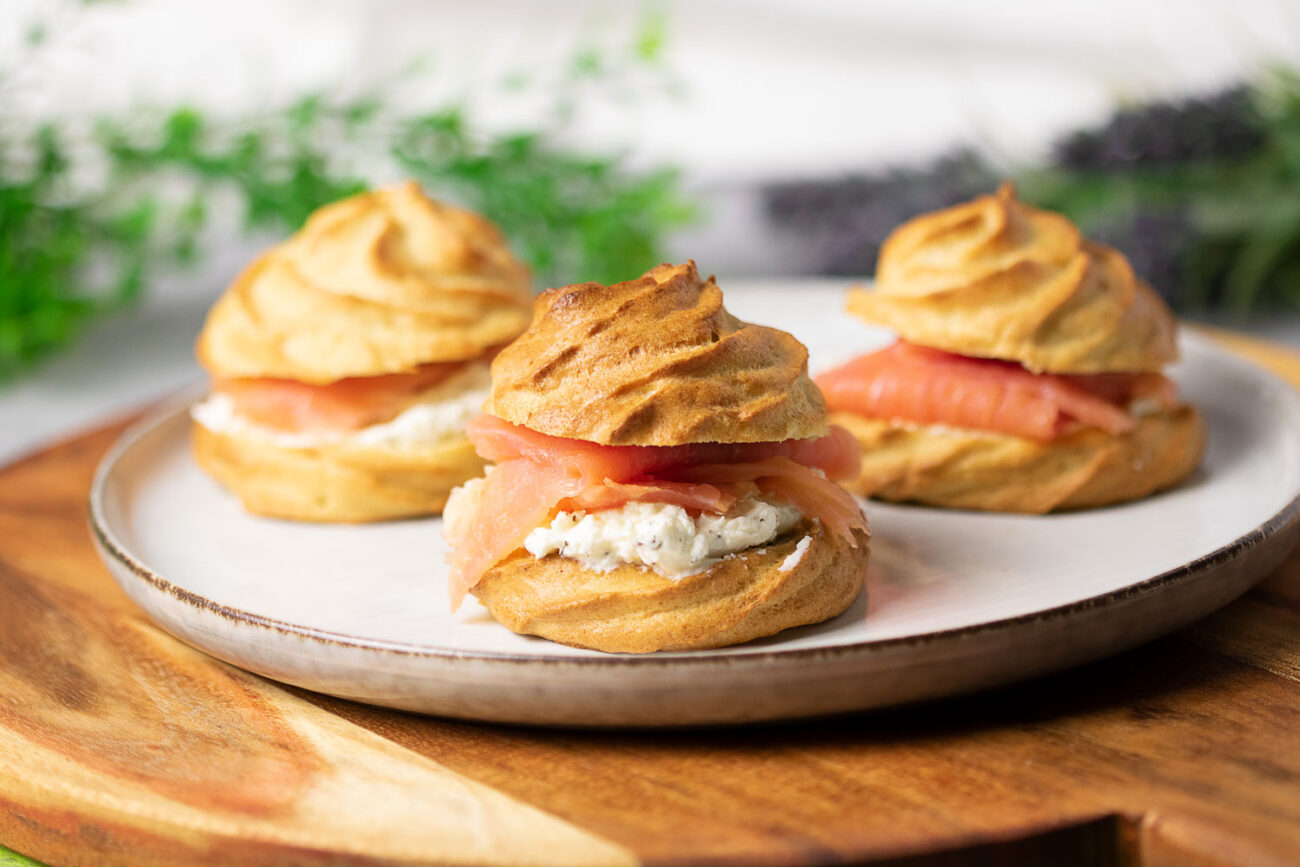 Deftige Low Carb Windbeutel mit Lachs und Frischkäse