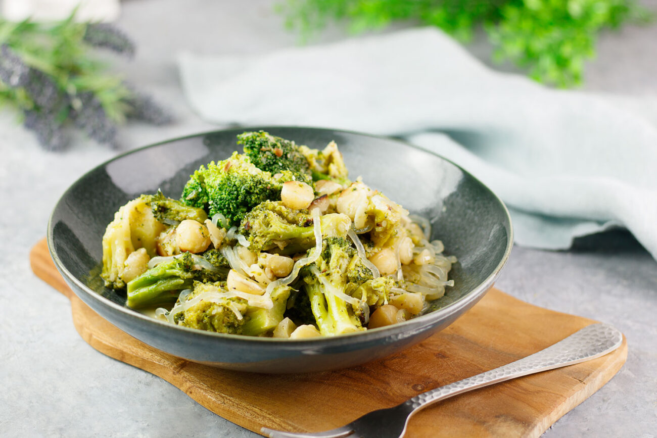 Vegan & Keto: Brokkoli-Macadamia-Pfanne mit Konjaknudeln