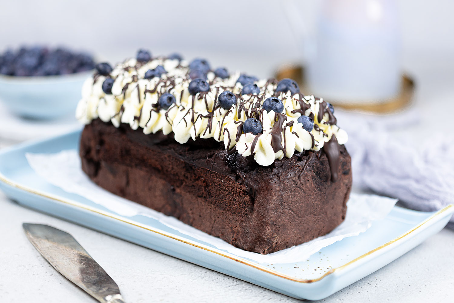 Mega saftiger Kaffeekuchen mit Blaubeeren und Sahne