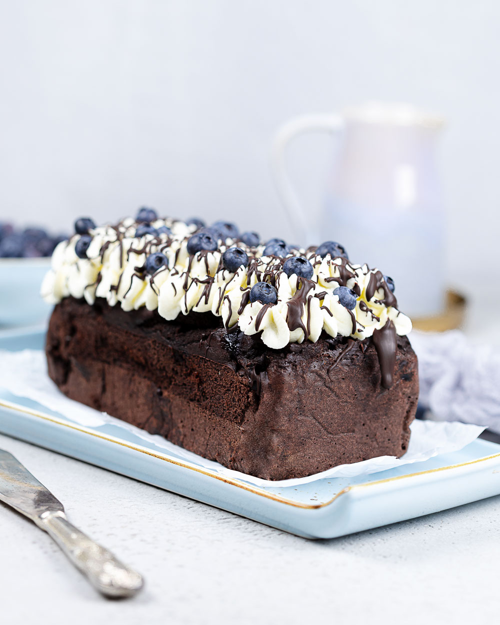 Mega saftiger Kaffeekuchen mit Blaubeeren und Sahne