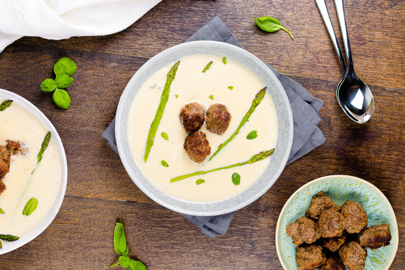 Spargel-Creme-Suppe mit Hackbällchen