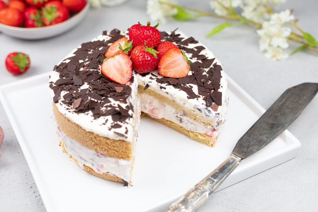 Stracciatella-Erdbeer-Torte