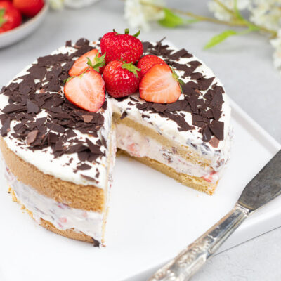 Stracciatella-Erdbeer-Torte