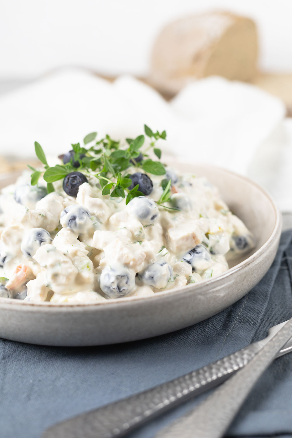 Hähnchensalat mit Joghurt, Mayonnaise und Heidelbeeren