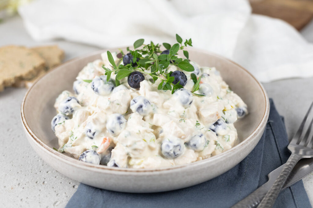 Fruchtiger Hähnchensalat mit Heidelbeeren