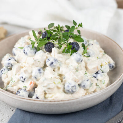 Fruchtiger Hähnchensalat mit Heidelbeeren