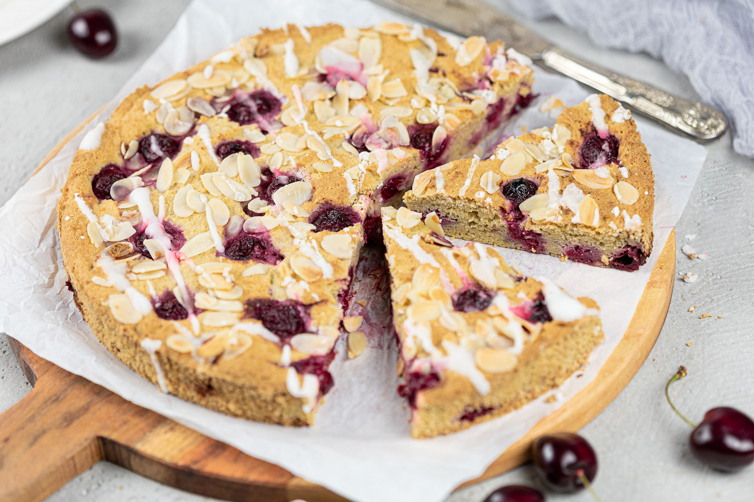 Mega saftiger Low Carb Mandel-Kirschkuchen ohne Eiweiß