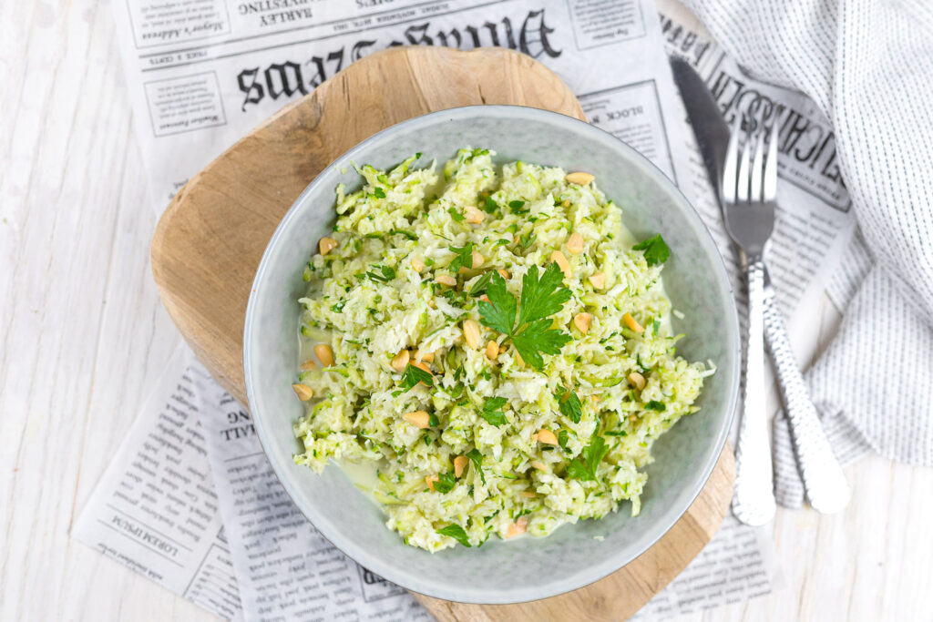 Keto Cole Slaw aus Zucchini und Spitzkohl