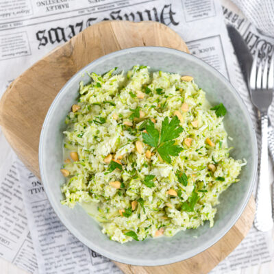 Keto Cole Slaw aus Zucchini und Spitzkohl