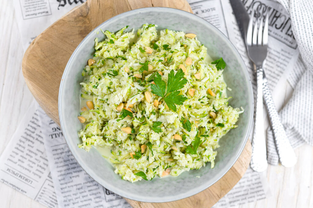 Keto Coleslaw aus Zucchini und Spitzkohl