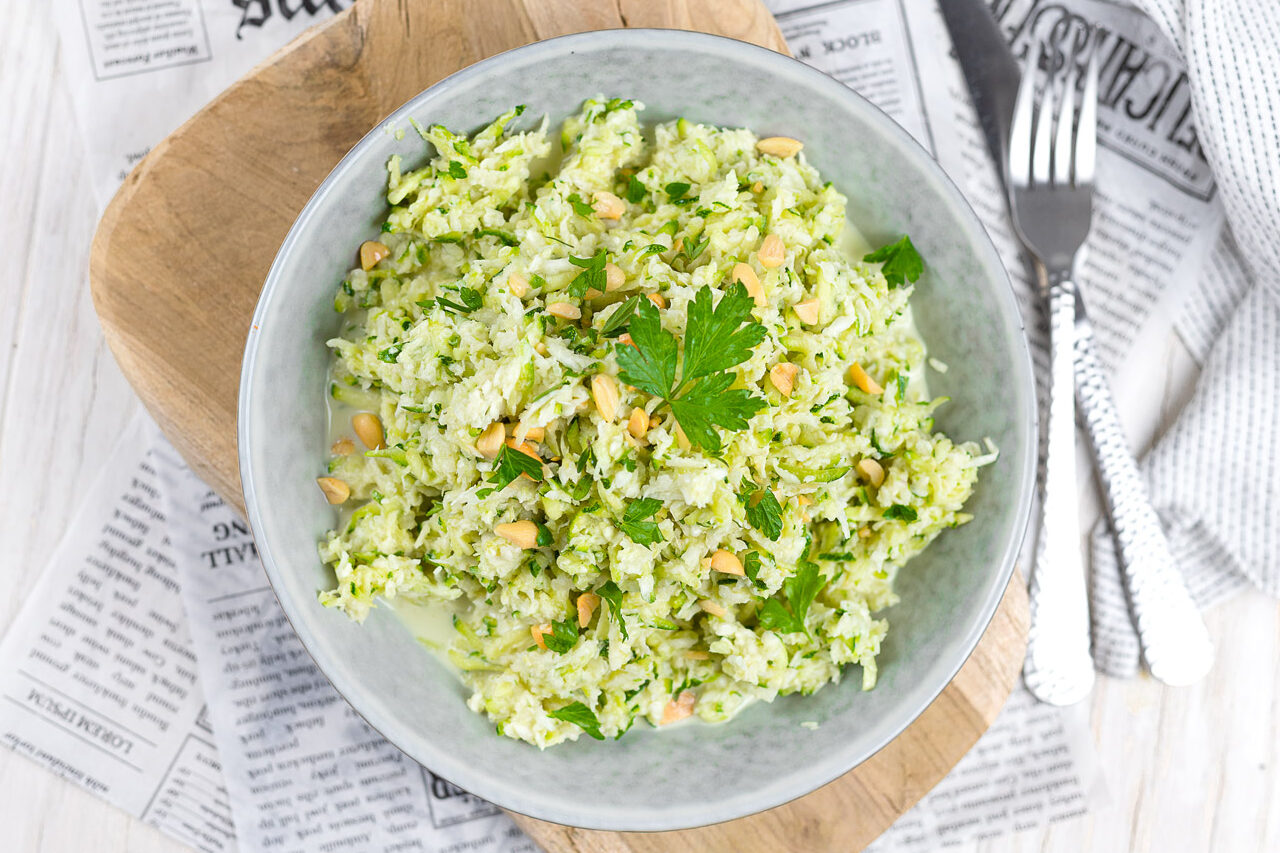 Keto Coleslaw aus Zucchini und Spitzkohl