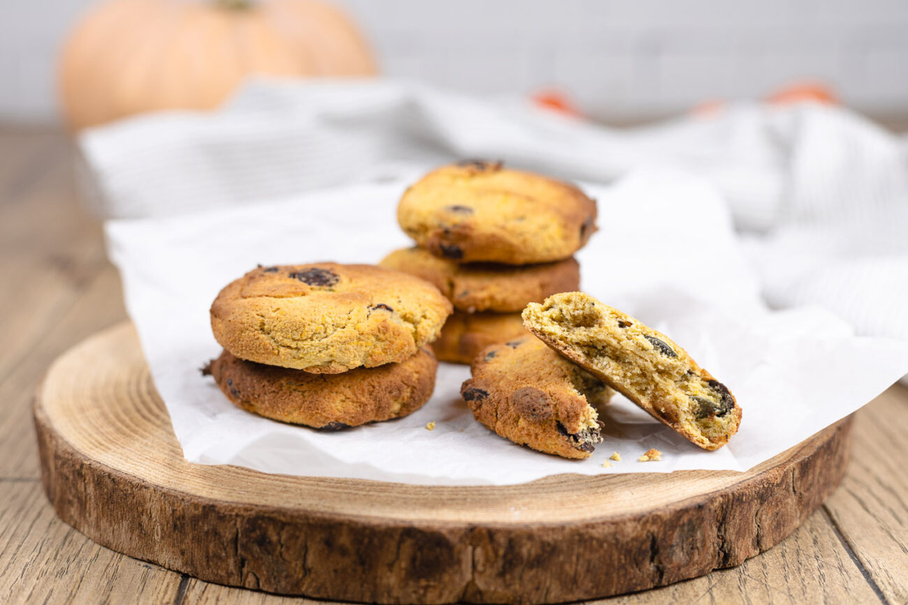 Low Carb Kürbis-Cookies mit Schoko-Stückchen & Pumpkin-Spice