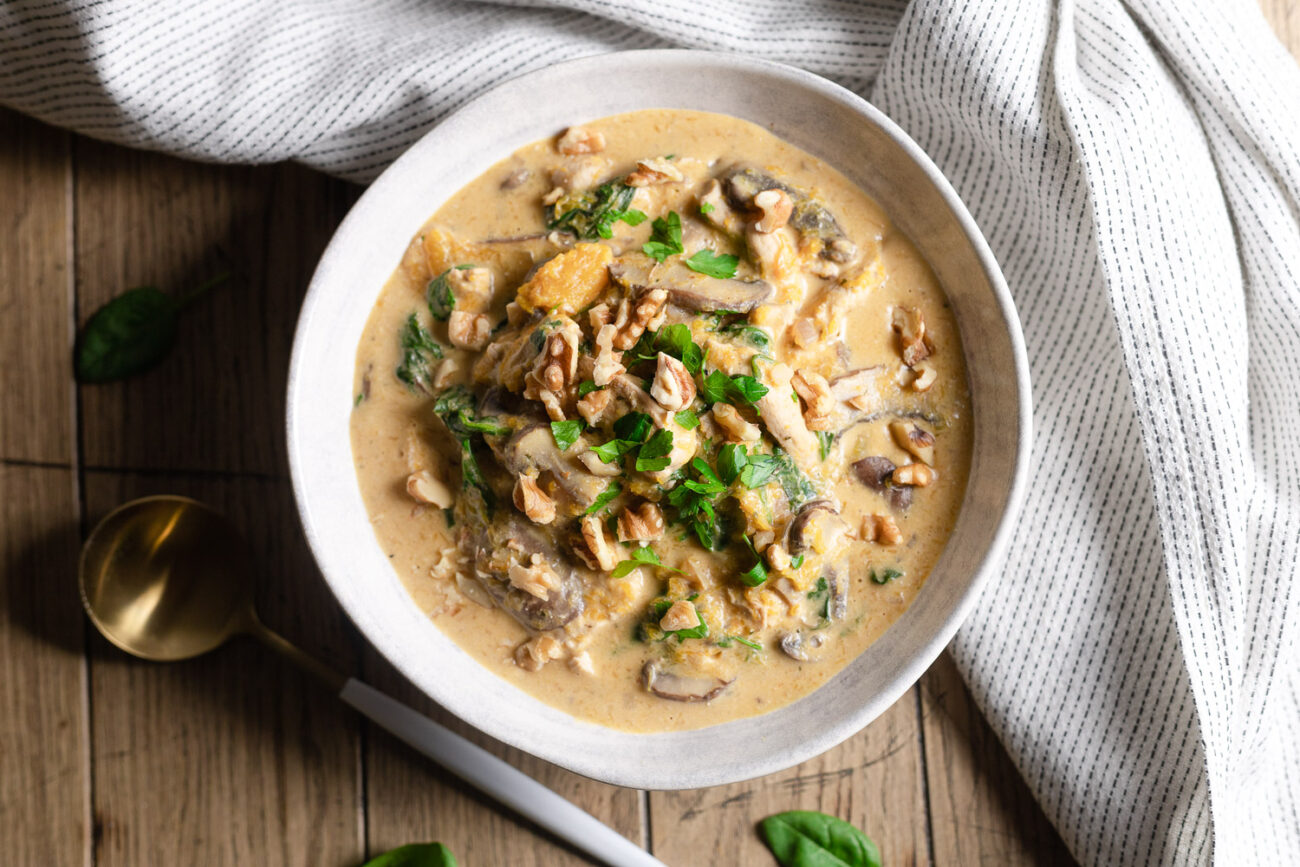 Herbstlicher Low Carb Kürbis-Pilz-Eintopf mit Spinat und Walnüssen