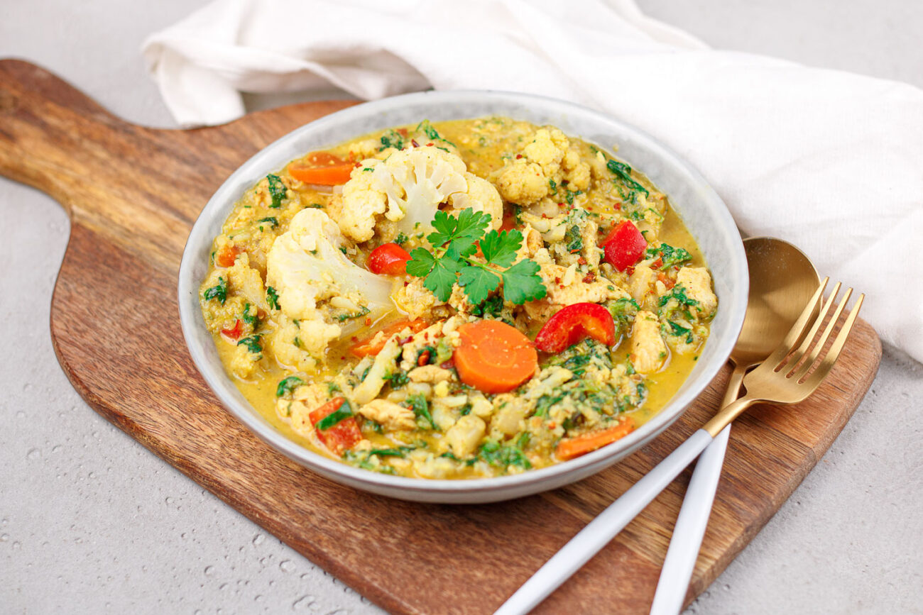 Gesundes Blumenkohl-Curry mit Hähnchen und wenig Kohlenhydraten!