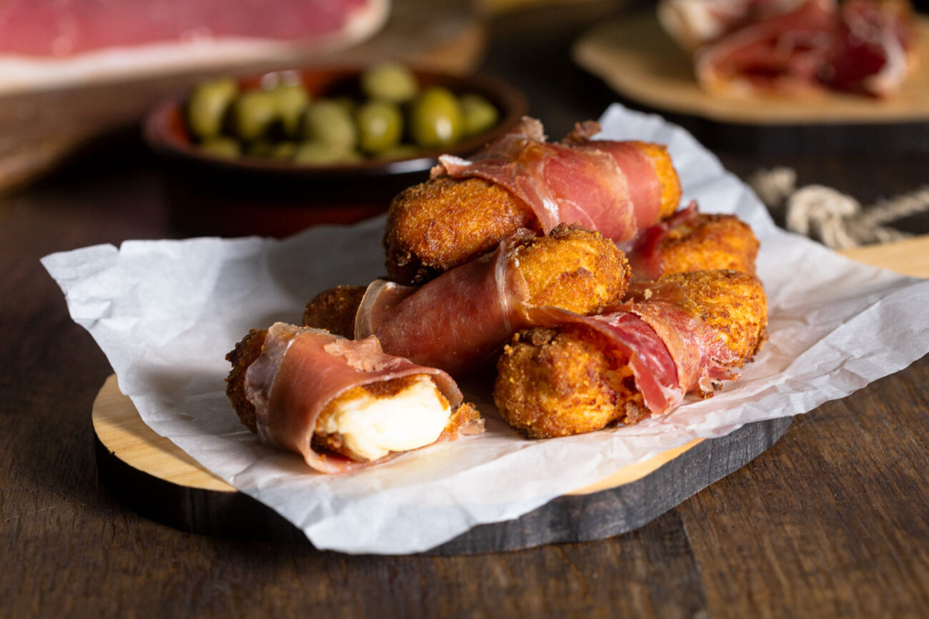 Low Carb Blumenkohl-Kroketten mit Consorcio Serrano Schinken und Käse (Werbung)