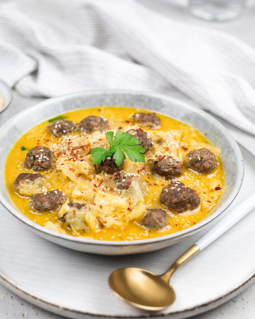 Spitzkohl-Sesam-Eintopf mit Hackbällchen I Low Carb &amp; Keto