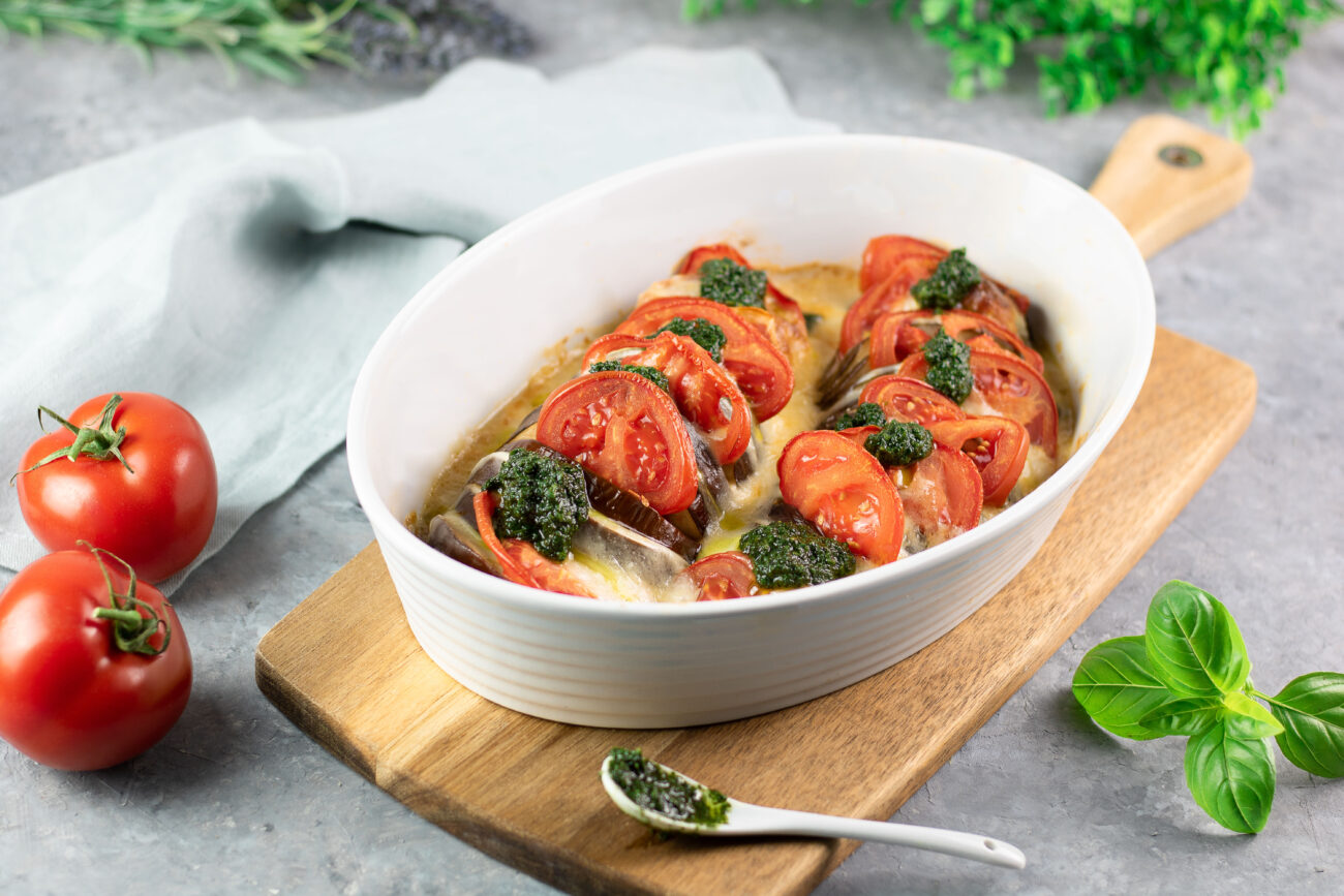 Aubergine Caprese – Gefüllt mit Mozzarella, Tomate und Basilikum