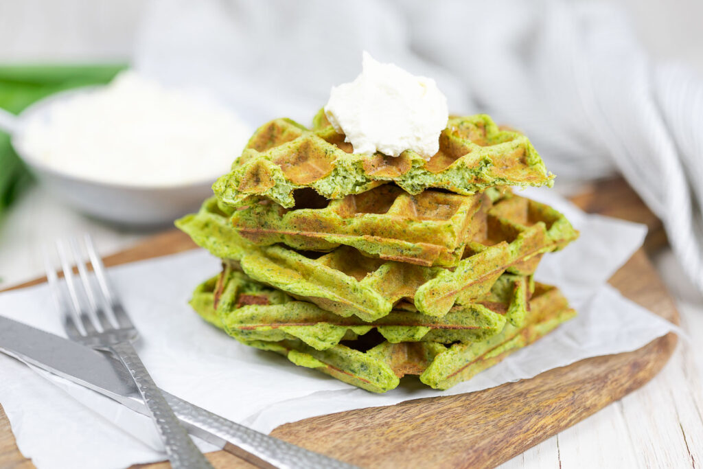 Vegetarische Low Carb Mittagsgerichte Bärlauch-Waffeln