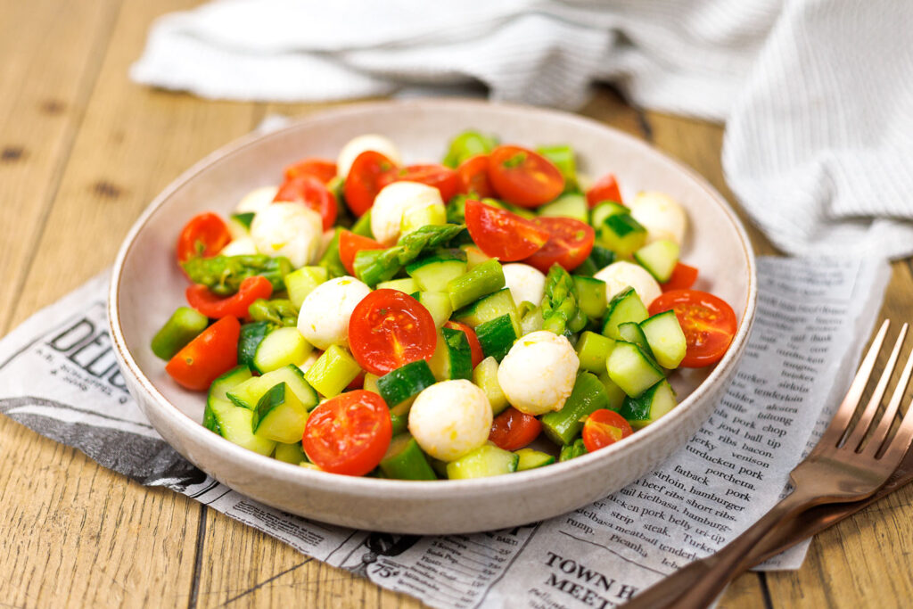 Spargel-Salat mit Tomate Mozzarella