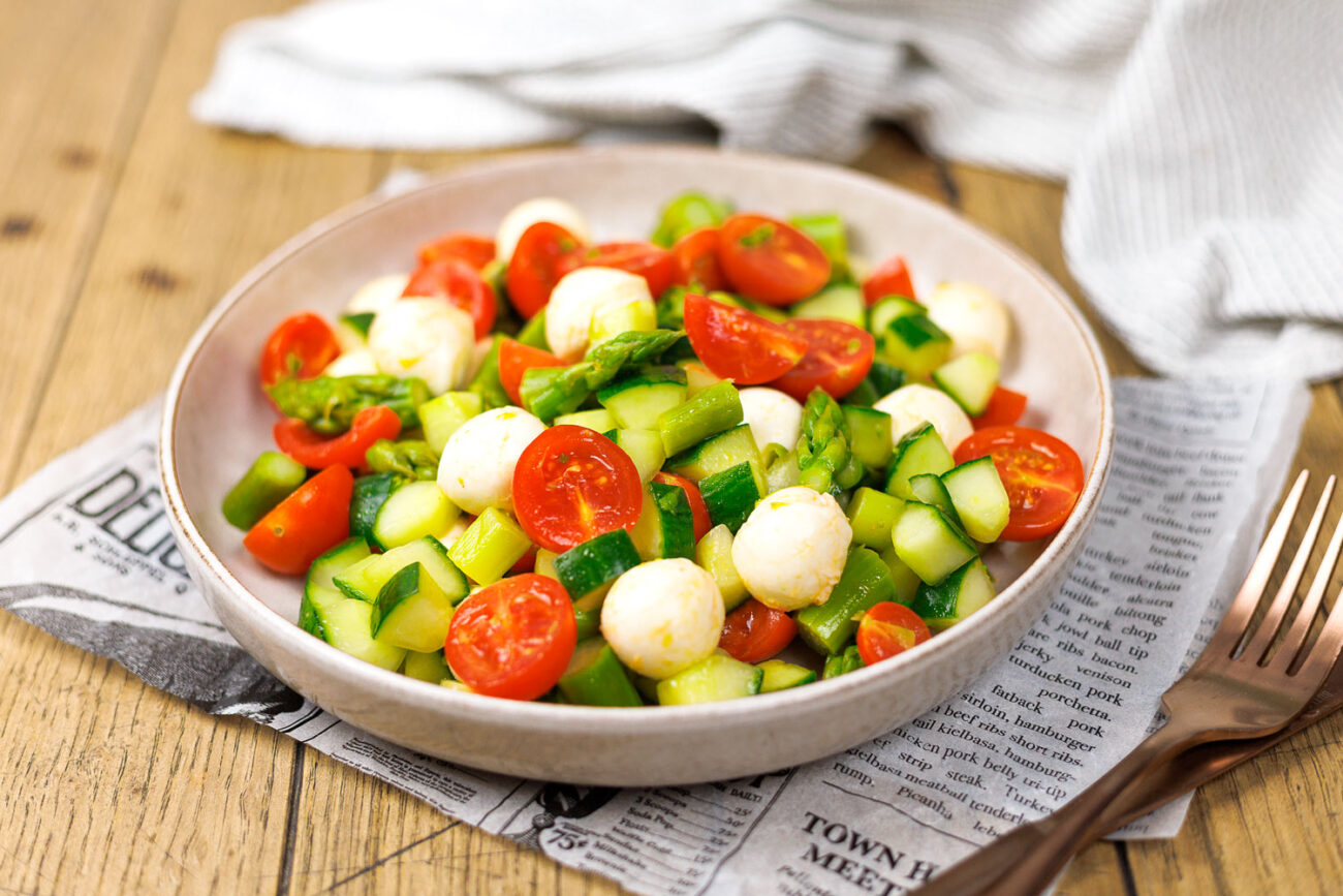 Kohlenhydratarmer Spargel-Salat mit Tomate Mozzarella