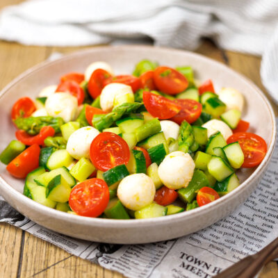 Spargel-Salat mit Tomate Mozzarella