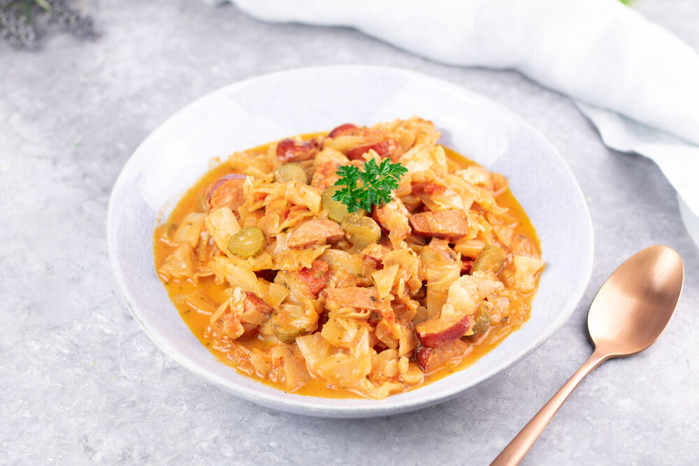 Low Carb Rezepte für mittags im Büro (zum Aufwärmen) Weißkohl-Cabanossi-Eintopf