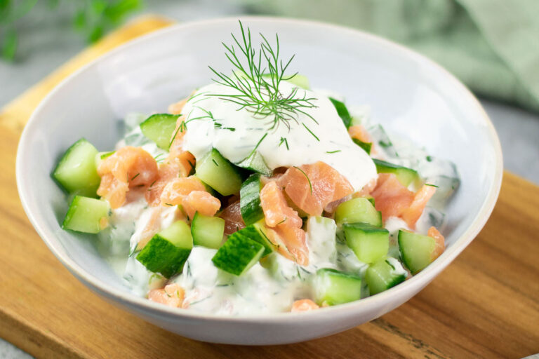 Gurkensalat mit Räucherlachs - Mittagessen ohne Kochen