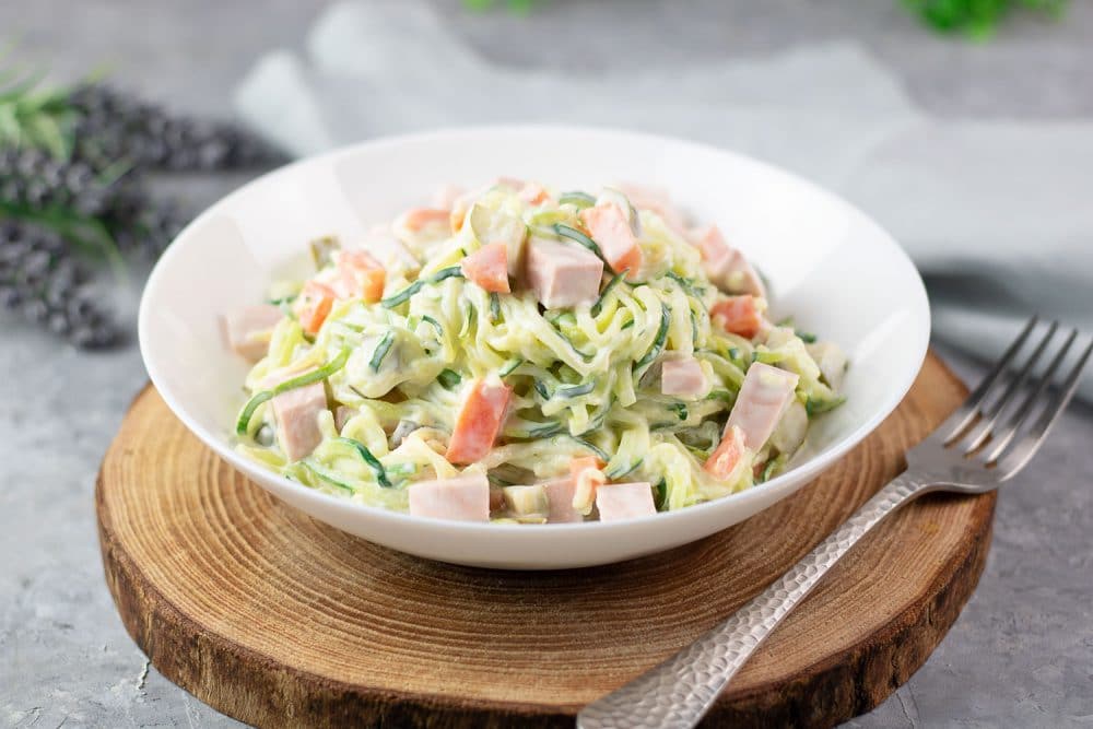 Der Nudel-Salat aus Zucchini ist eine tolle Variante für Low Carb Salat-Ideen