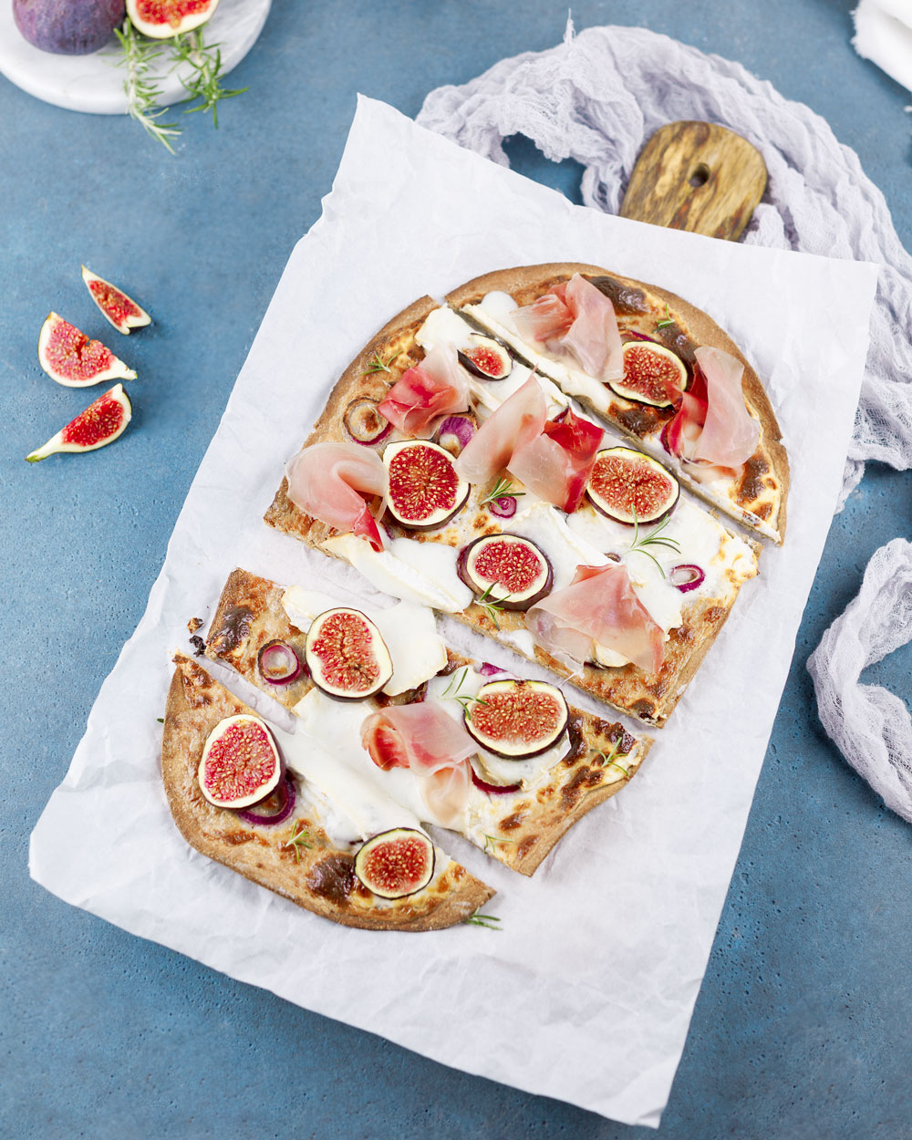 Glutenfreier Flammkuchen mit Ziegenkäse, Serrano und Feige