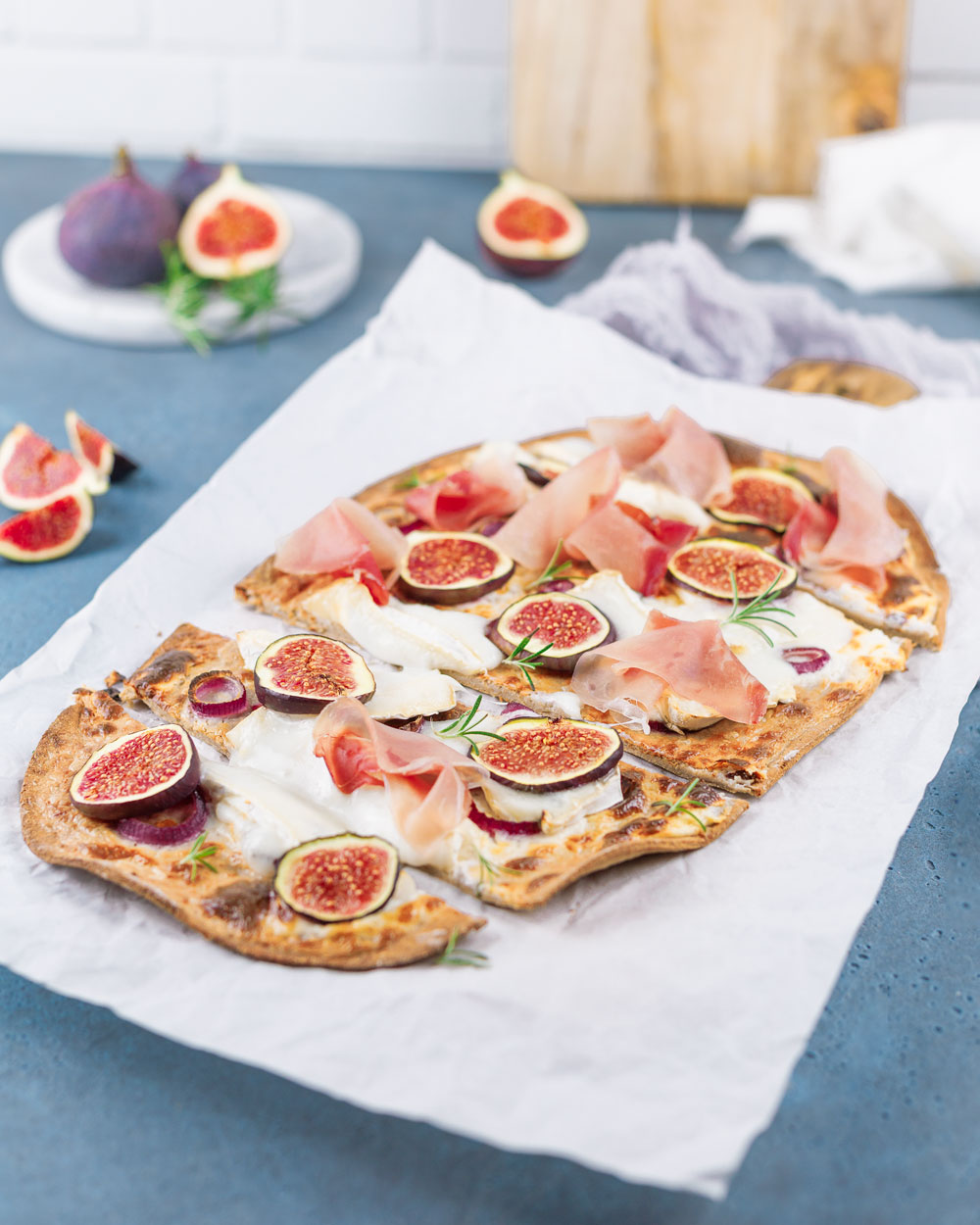 Low Carb Flammkuchen mit Ziegenkäse, Serrano und Feige