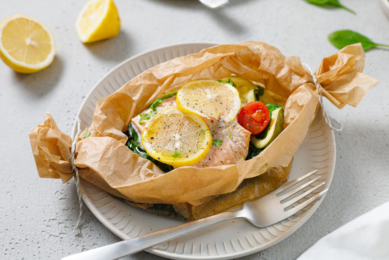 Lachspäckchen aus dem Backofen mit Zucchini und Spinat