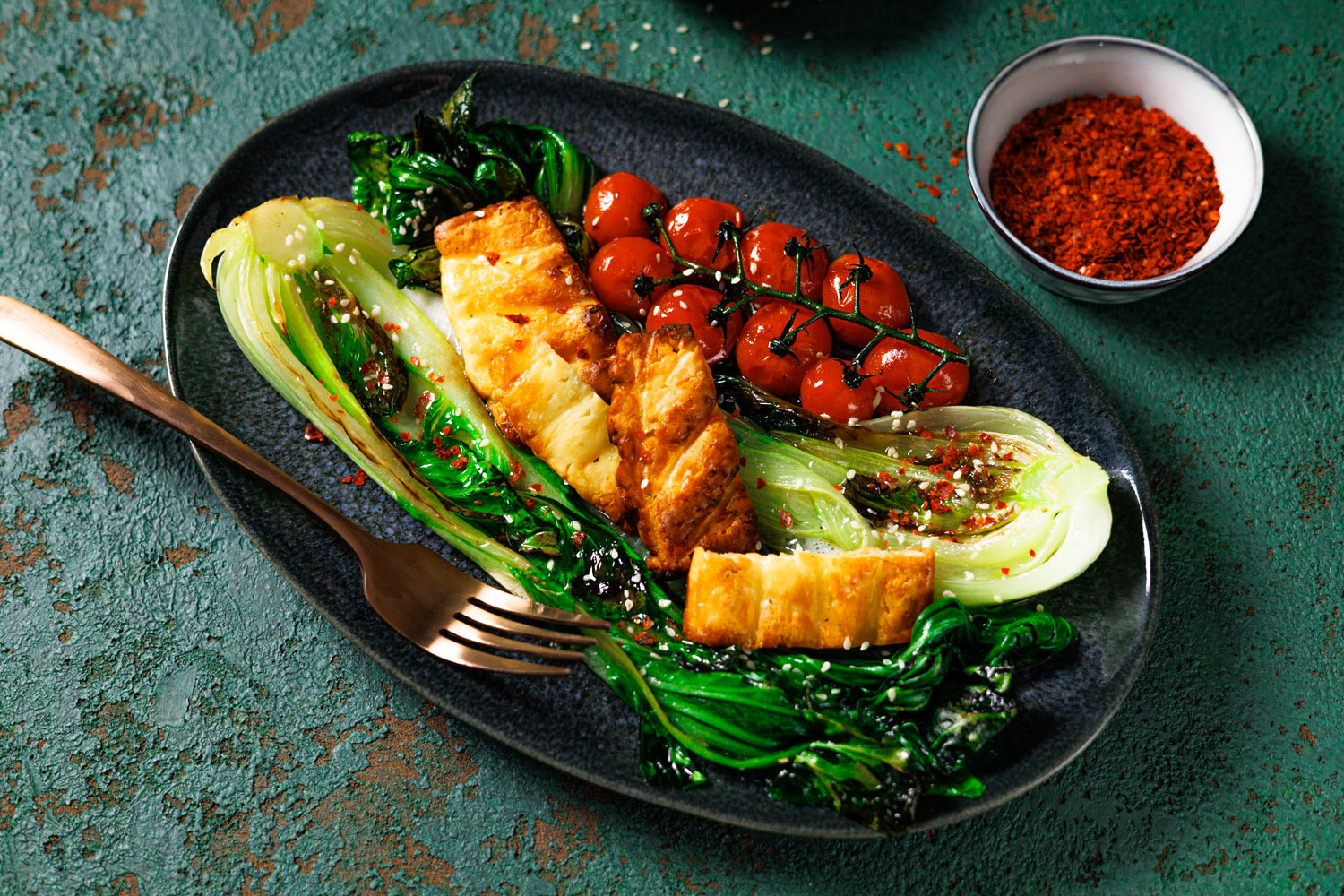 Gebratener Pak Choi mit Halloumi &amp; Tomate - Low Carb &amp; Keto