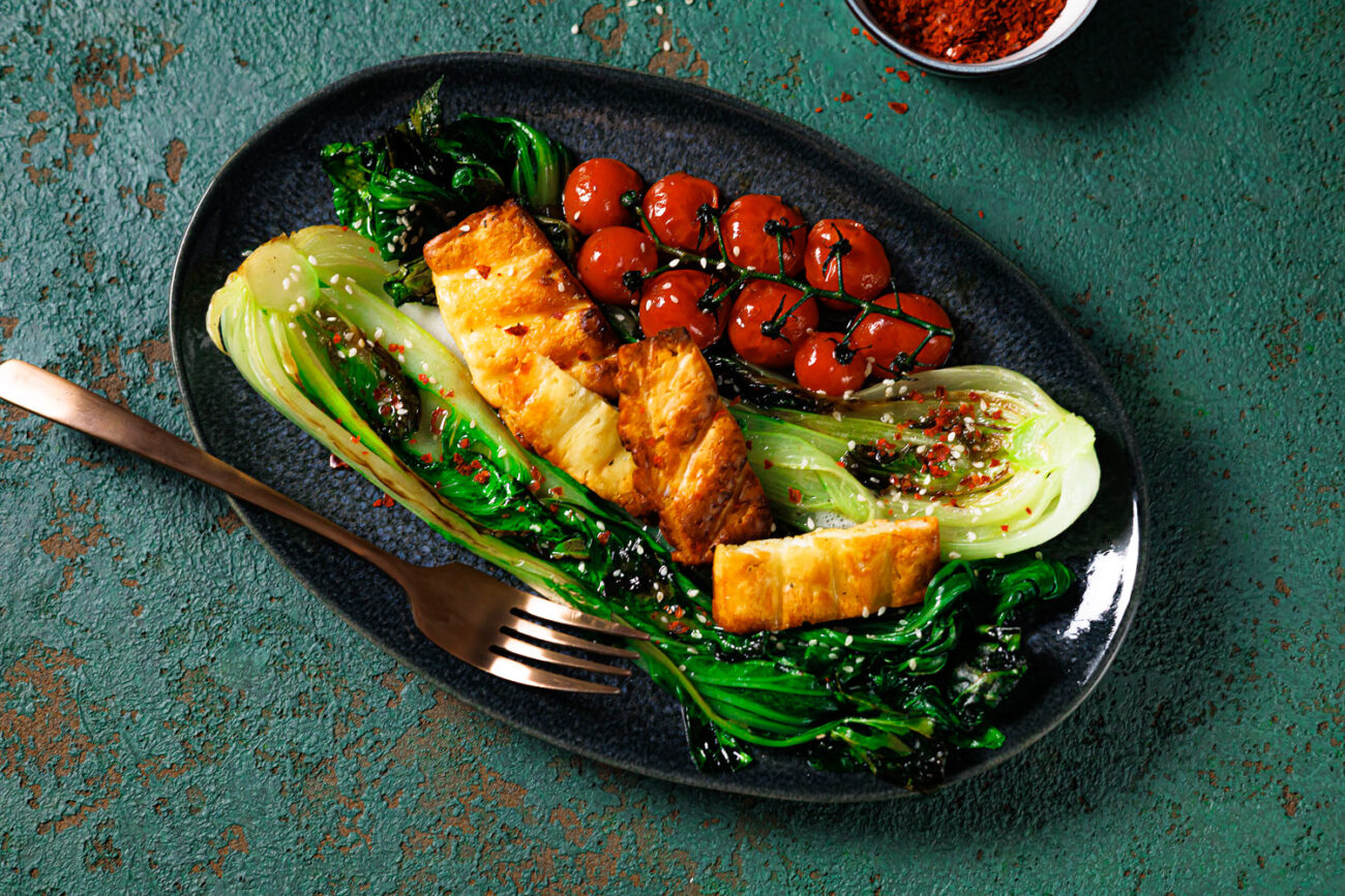 Gebratener Pak Choi mit Halloumi &amp; Tomate - Low Carb &amp; Keto