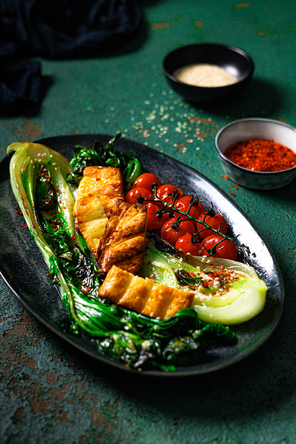 Gebratener Pak Choi mit Halloumi &amp; Tomate - Low Carb &amp; Keto