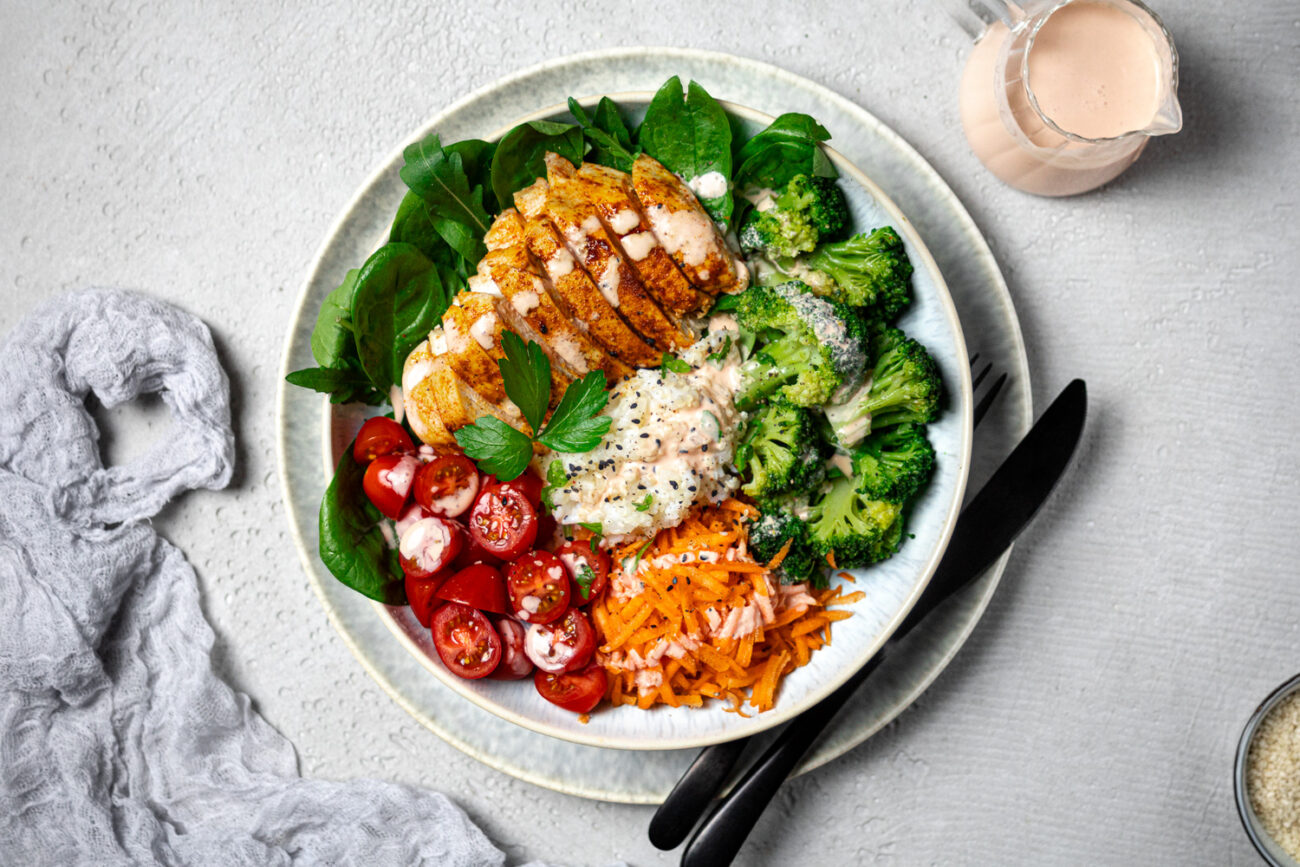 Low Carb Bowl mit Hähnchen, frischem Gemüse und Blumenkohlreis