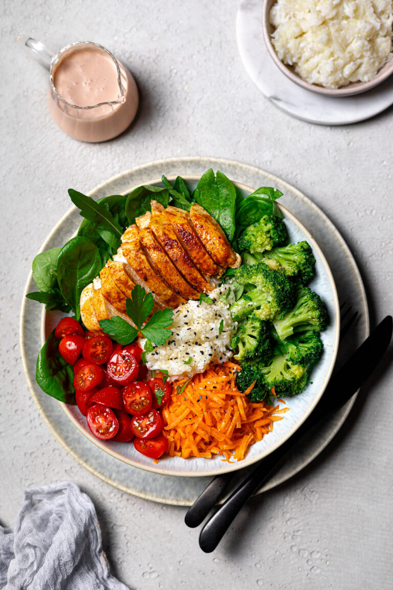 Low Carb Bowl mit Hähnchen, frischem Gemüse & "Reis"