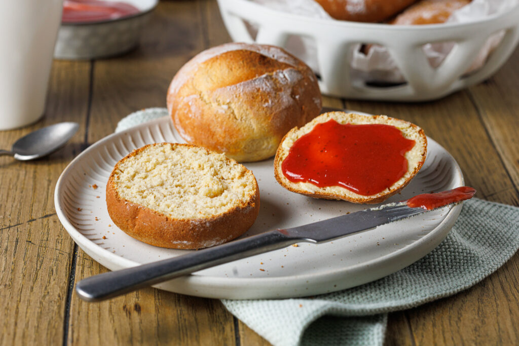 Low Carb Eiweißbrötchen schmecken mit süßem Aufstrich am besten zum Frühstück