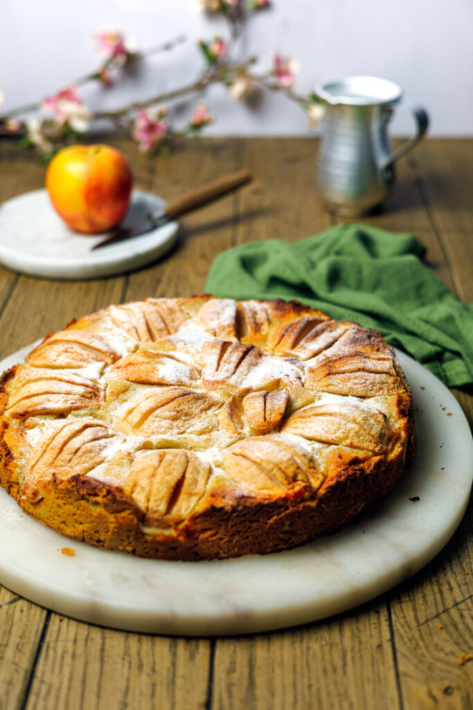 Versunkener Low Carb Apfelkuchen mit einem Rührkuchen