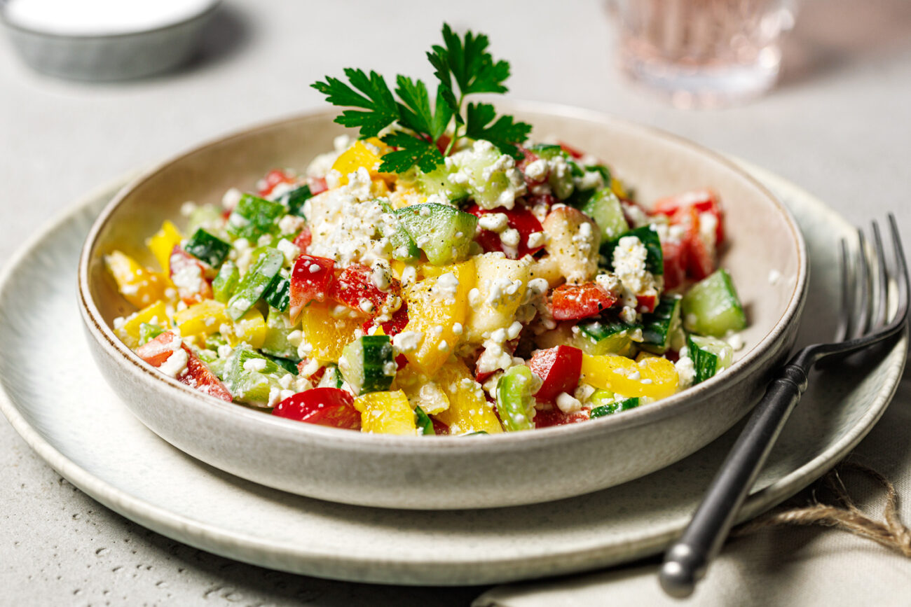 Low Carb Hüttenkäse-Salat in nur 10 Minuten zubereiten!