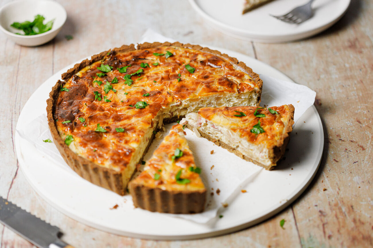 Low Carb Zwiebelkuchen mit deftigem Mürbeteig!