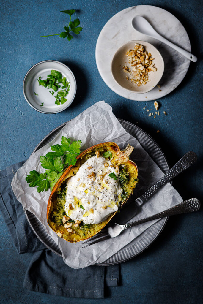 Vegetarischer Spaghettikürbis mit Burrata