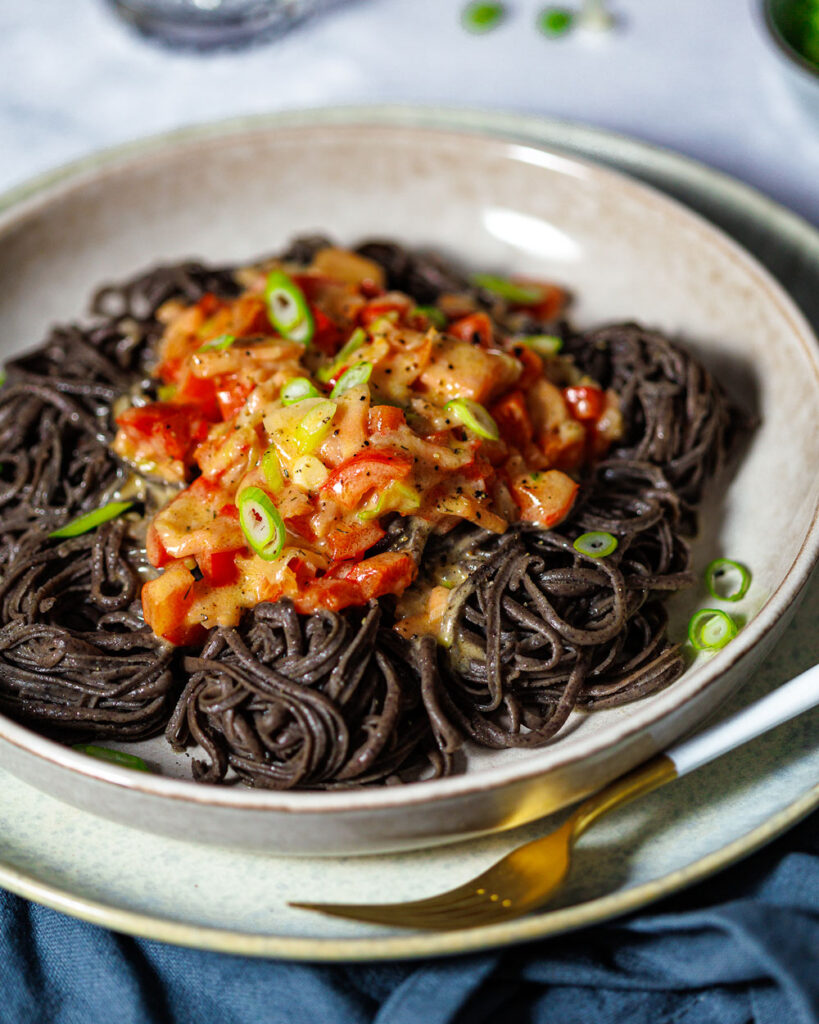 Low Carb Black-Bean-Spaghetti mit Lachs-Paprika-Soße