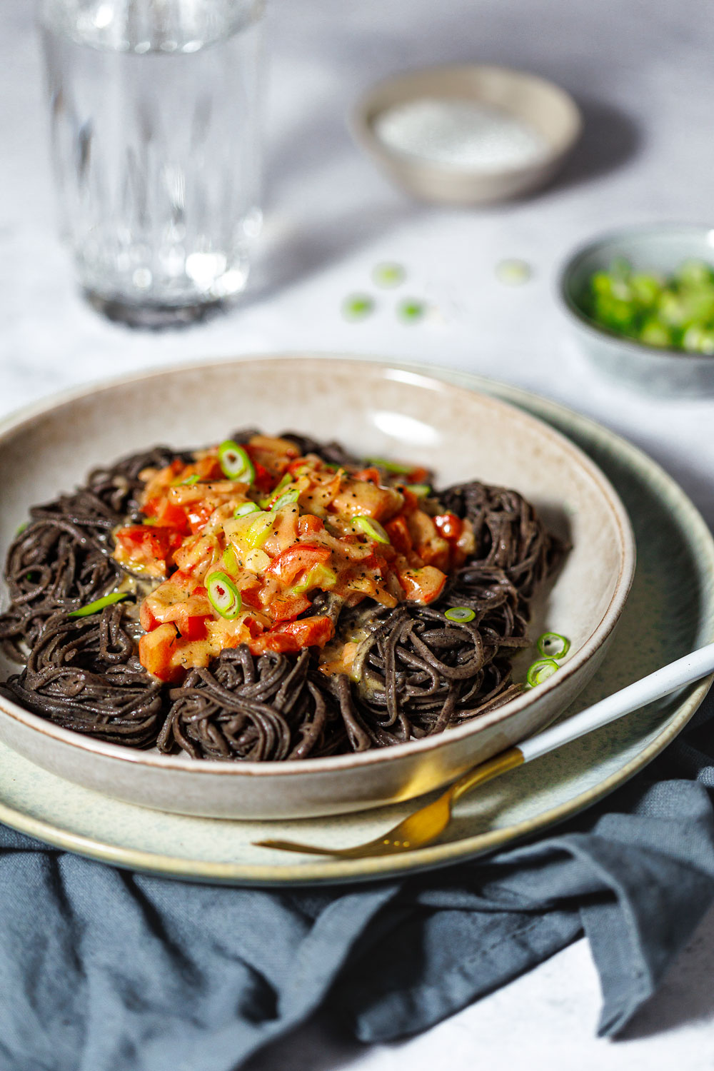 Low Carb BlackBeanSpaghetti mit PaprikaLachsSoße