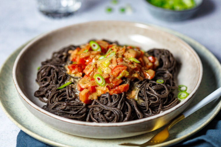 Low Carb Black-Bean-Spaghetti mit Paprika-Lachs-Soße