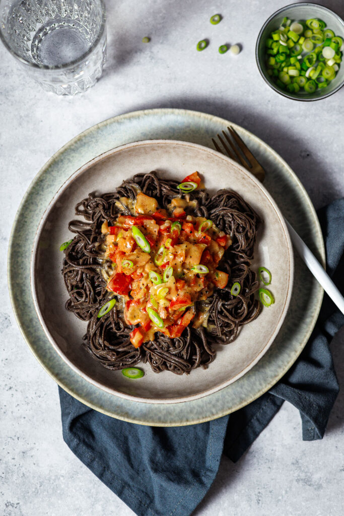 Low Carb Black-Bean-Spaghetti mit Paprika-Lachs-Soße